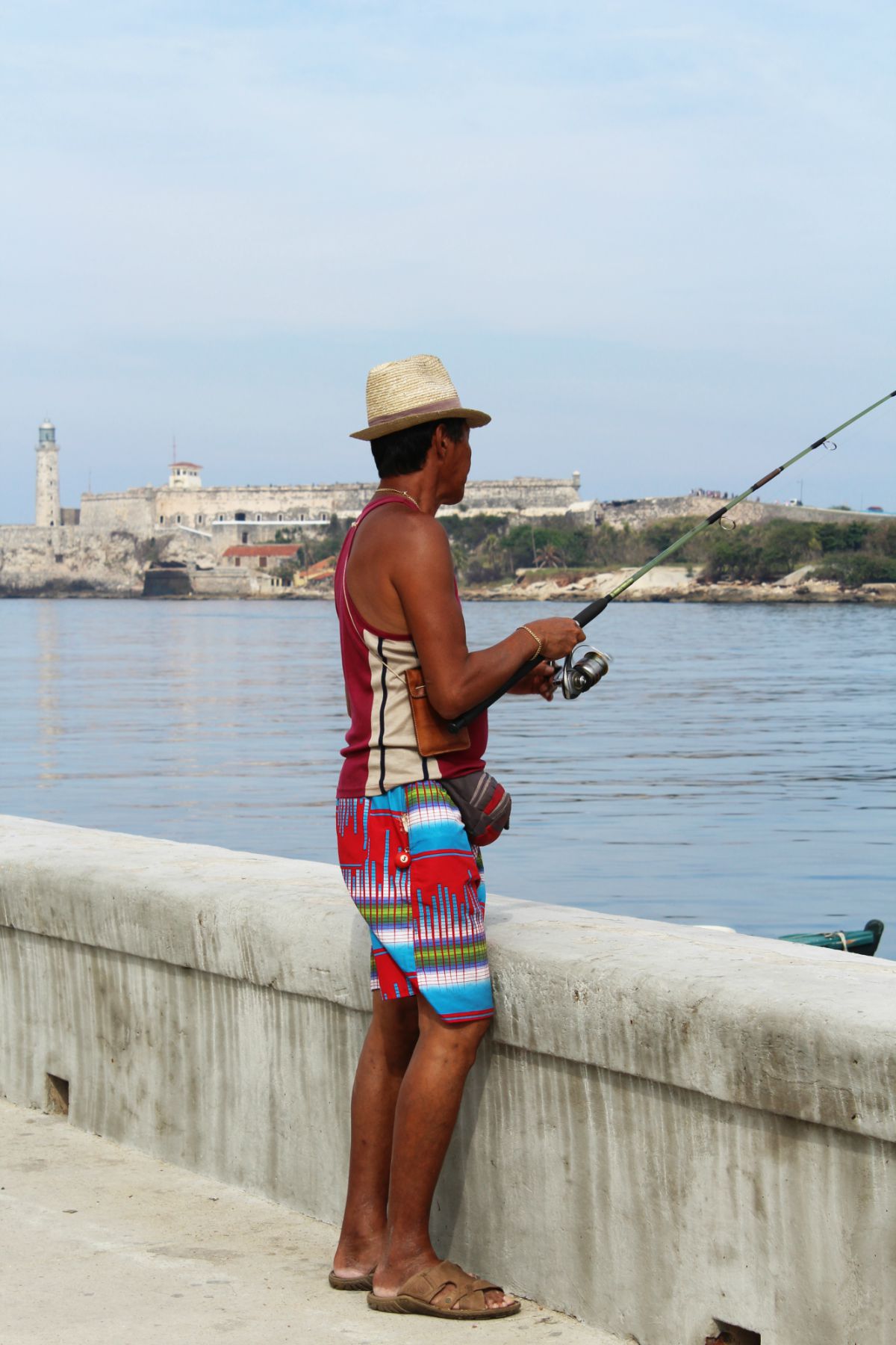 Hlavné mesto Kuby - Havana - rybár Malecón