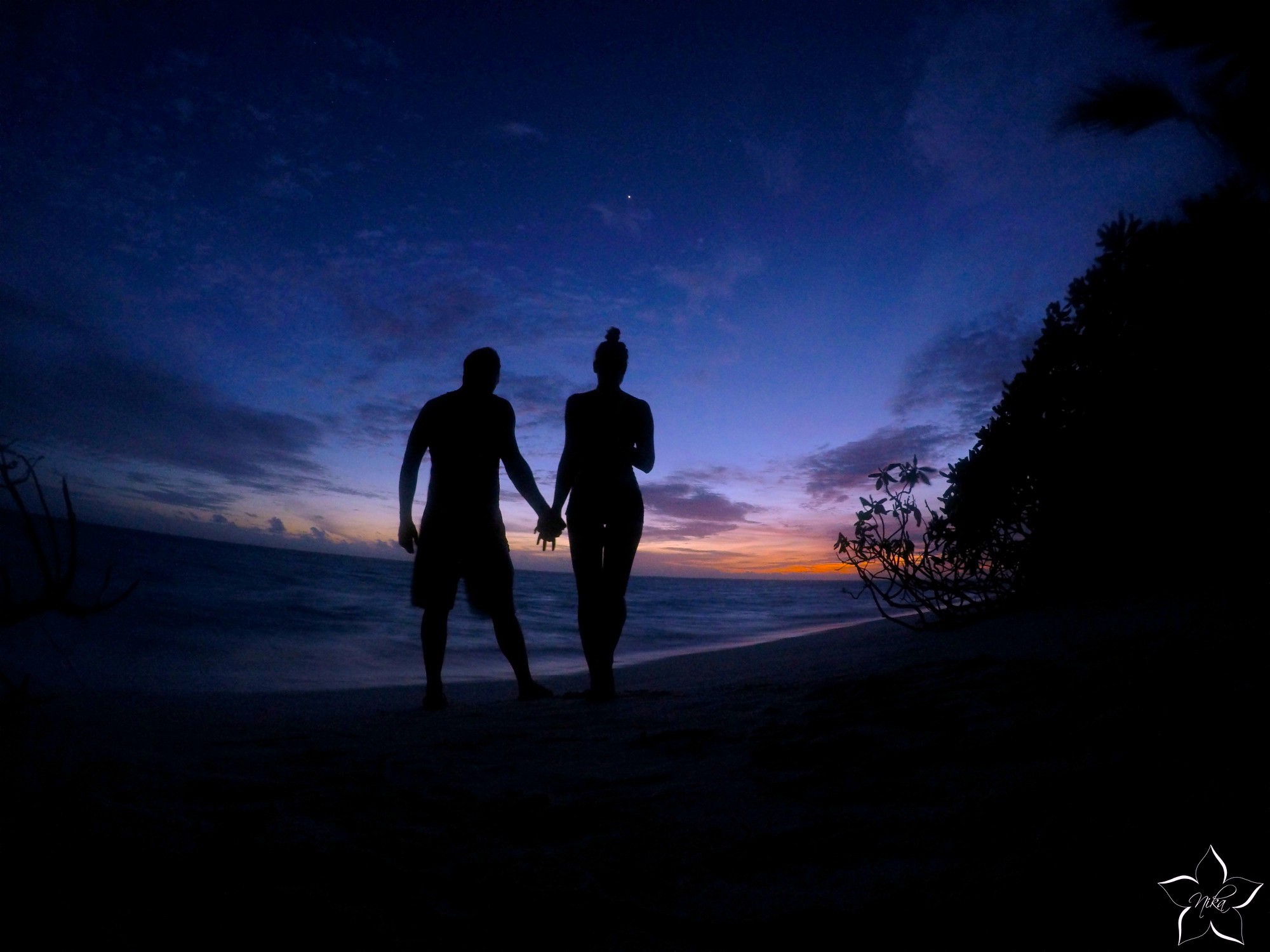 walk maldives couple sunset